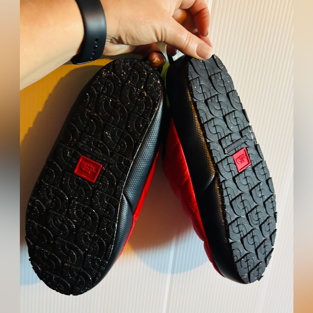 NEW The North Face ThermoBall Traction Mule V Slippers Red Black Men’s 8 - Picture 3 of 4